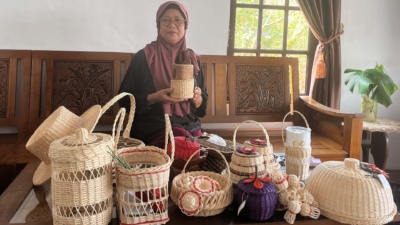 Cici Ar: Kerajinan Tangan Akar Keladi Air Dari Kubu Raya